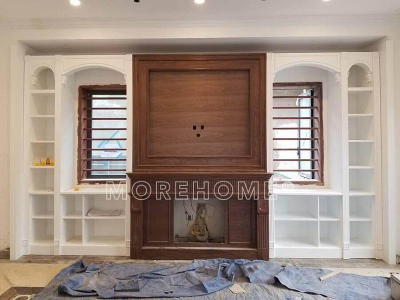 MoreHome đã triển khai thi công lắp đặt lò sưởi gỗ óc chó kết hợp với sơn trắng để tạo nên một điểm nhấn sang trọng.