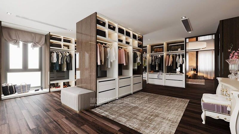 Mẫu tủ quần áo cao cấp bằng gỗ được thiết kế để không chỉ lưu trữ trang phục mà còn để sắp xếp nội thất khác trong cùng một không gian với sự gọn gàng và thẩm mỹ.